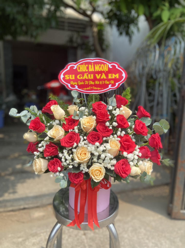 Đây là một giỏ hoa thể hiện sự tôn trọng, lời chúc ý nghĩa và tinh thần tươi vui – thích hợp để gửi đến người thân, đối tác hoặc người đặc biệt trong dịp quan trọng.sinh nhật đẹp, giỏ hoa khai trương đẹp