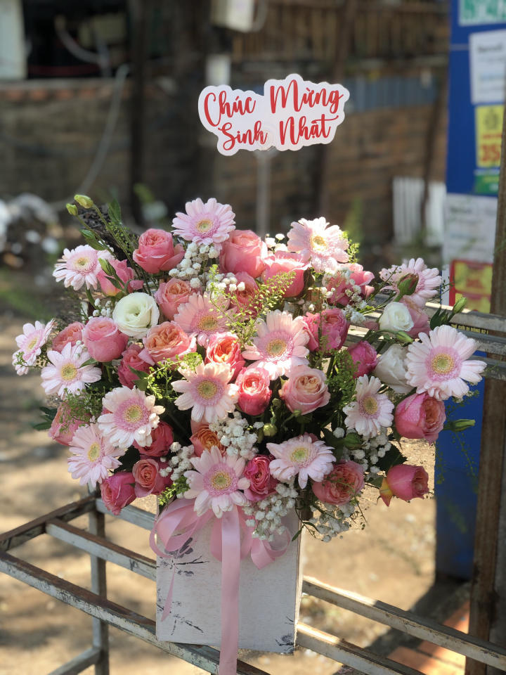 Đây là một giỏ hoa thể hiện sự tôn trọng, lời chúc ý nghĩa và tinh thần tươi vui – thích hợp để gửi đến người thân, đối tác hoặc người đặc biệt trong dịp quan trọng.sinh nhật đẹp, giỏ hoa khai trương đẹp