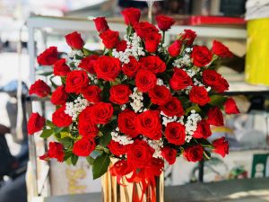 Giỏ hoa đẹp, lẳng hoa đẹp,giỏ hoa🌹 Mô tả giỏ hoa Giỏ hoa mang phong cách sang trọng, mạnh mẽ và đầy sức sống, được thiết kế theo tông đỏ rực rỡ chủ đạo, tượng trưng cho tình yêu, may mắn và niềm vui trọn vẹn — rất phù hợp để chúc mừng sinh nhật, khai trương, hay kỷ niệm đặc biệt. 🌸 Thành phần hoa Hoa hồng đỏ là điểm nhấn chính, được chọn lựa kỹ lưỡng với form tròn đều, cánh hoa dày và nở vừa phải, thể hiện sự quý phái, tự tin và rạng rỡ. Hoa baby trắng điểm xen kẽ, tạo nên sự tương phản nhẹ nhàng, giúp tổng thể trở nên hài hòa và tinh tế hơn. Lá xanh tươi làm nền, khiến sắc đỏ nổi bật và tự nhiên hơn. 🎀 Kiểu dáng và bố cục Giỏ hoa được cắm dạng hình chóp tròn, hoa được sắp xếp đều theo tầng lớp, tạo độ nở bung tự nhiên nhưng vẫn giữ sự cân đối. Bình hoa màu vàng ánh kim, phản chiếu ánh sáng nhẹ, mang đến cảm giác sang trọng và hiện đại. Phía trước được điểm tô thêm nơ lụa đỏ mềm mại, tăng thêm phần tinh tế và nổi bật. ✨ Tổng thể cảm nhận Giỏ hoa mang đến ấn tượng mạnh mẽ và quý phái, vừa đủ rực rỡ để thu hút, vừa đủ tinh tế để giữ nét sang trọng. Sắc đỏ tượng trưng cho niềm hân hoan, sự nồng nhiệt và thành công viên mãn, kết hợp cùng trắng tinh khôi, tạo nên bản hòa sắc cân bằng, trọn vẹn và đầy cảm xúc. Đây là một giỏ hoa thể hiện sự tôn trọng, lời chúc ý nghĩa và tinh thần tươi vui – thích hợp để gửi đến người thân, đối tác hoặc người đặc biệt trong dịp quan trọng.sinh nhật đẹp, giỏ hoa khai trương đẹp